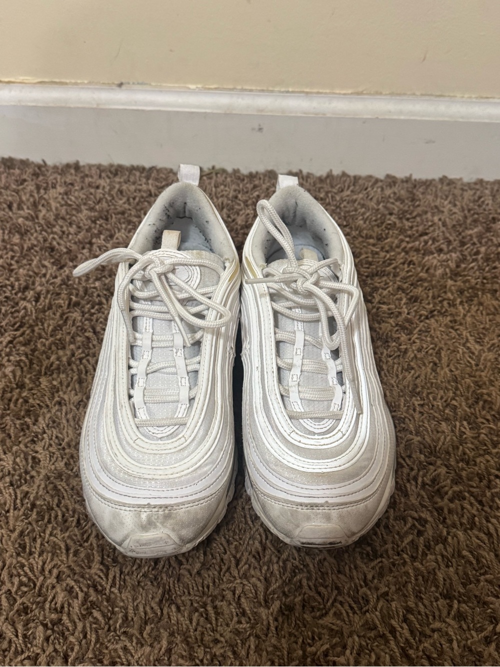 NikeWhite Athletic Sneakers - Classic Air-Style Design Kids 6Y women’s size 7.5